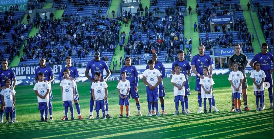 Деца в неравностойно положение излизат с идолите си на терена